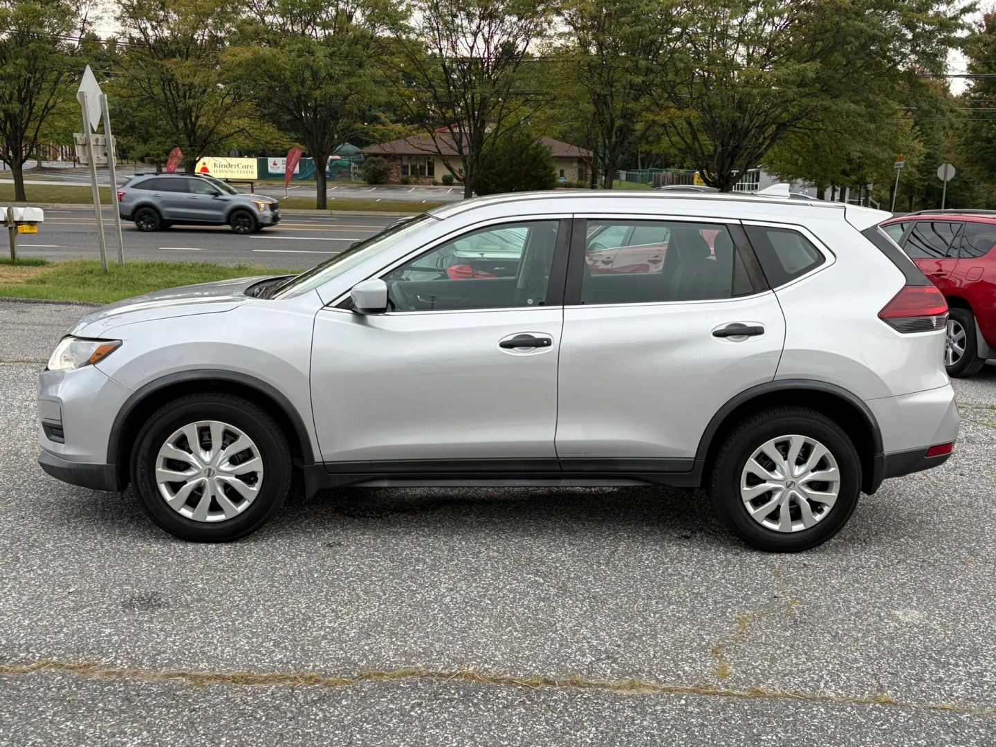 2018 Nissan Rogue Stock #546762 — photo 4 of 32