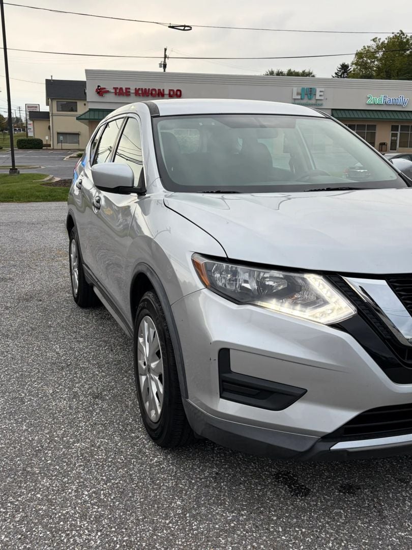 2018 Nissan Rogue Stock #546762 — photo 2 of 32